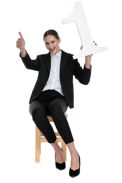 Geschäftsfrau zeigt Nummer eins und macht Ok-Zeichen — Stockfoto