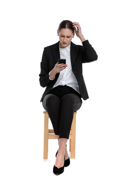 Business woman reading email on phone confused — стоковое фото