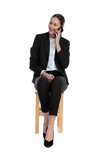 Mujer de negocios sentada y hablando por teléfono relajado — Foto de Stock