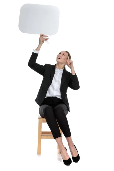 Mujer de negocios sosteniendo y apuntando a la burbuja del habla feliz —  Fotos de Stock