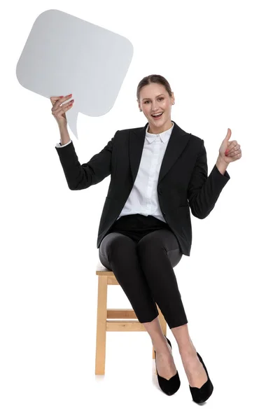 Empresária segurando bolha de fala e fazendo sinal ok — Fotografia de Stock