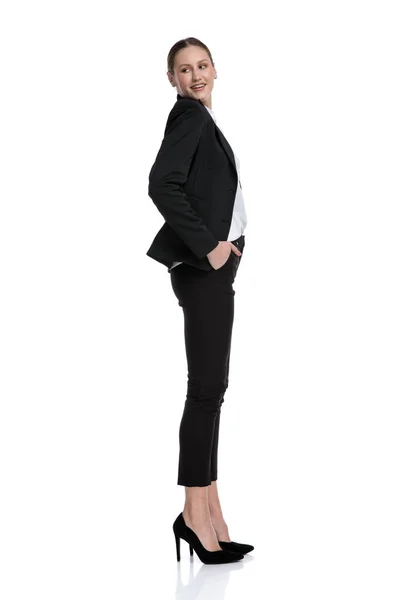 Mujer de negocios de pie y mirando hacia atrás por encima del hombro —  Fotos de Stock