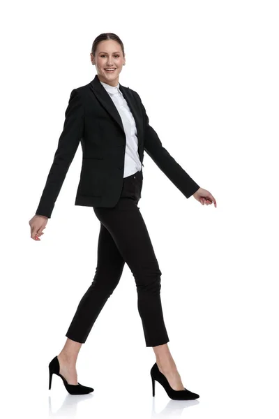Businesswoman spacery zrelaksowany i patrząc w aparat szczęśliwy — Zdjęcie stockowe
