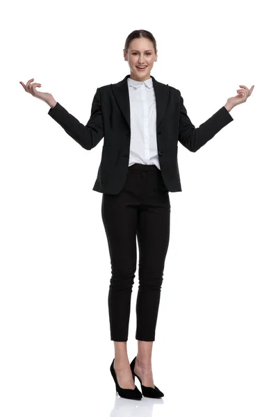 Affärskvinna stående med öppna armar och glad — Stockfoto