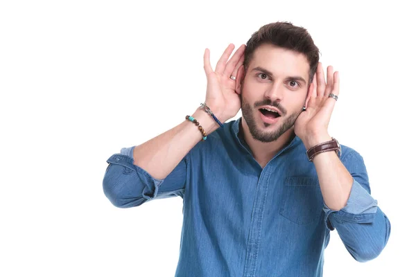 Desajeitado homem casual fazendo uma cara engraçada — Fotografia de Stock