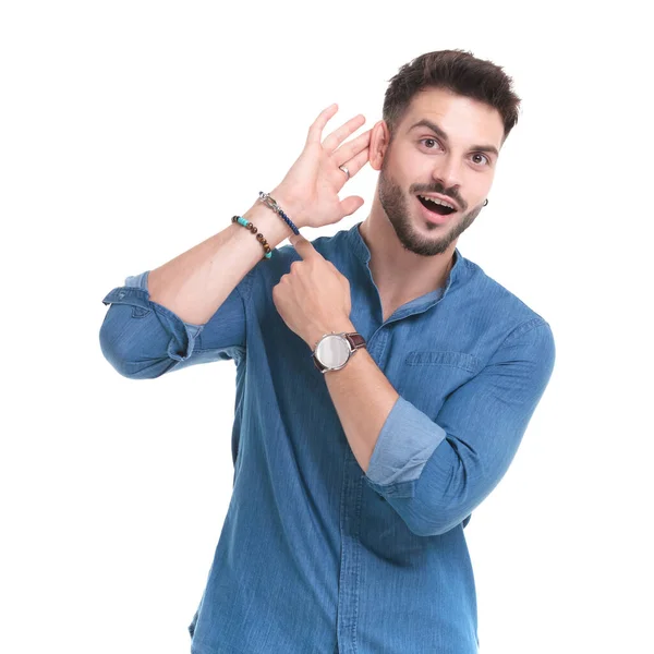 Divertente uomo casuale che indica i suoi braccialetti — Foto Stock