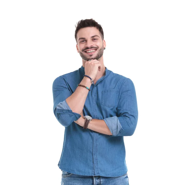 Alegre hombre riendo y sosteniendo su mano sobre su barbilla — Foto de Stock