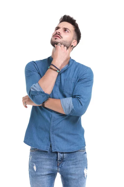 Pensive casual man looking up and away — Stock Photo, Image