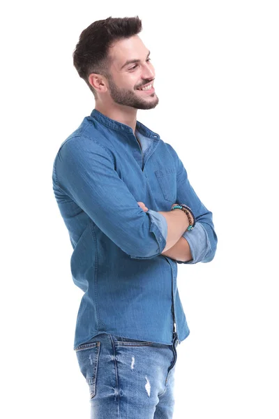 Alegre homem casual de pé com a mão cruzada — Fotografia de Stock