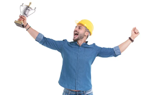 Exitoso hombre casual celebrando con un trofeo y gritando awa —  Fotos de Stock