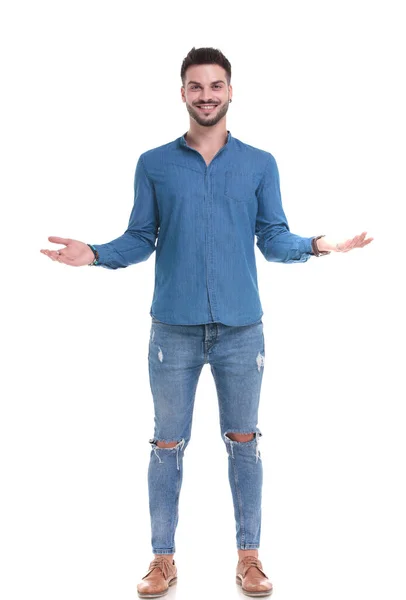 Positiver lässiger Mann, der mit weit geöffneten Armen einlädt — Stockfoto