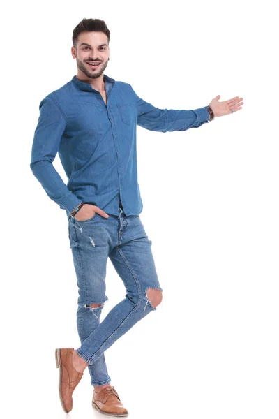 Gelukkig casual man presenteren en staan met zijn benen gekruist — Stockfoto