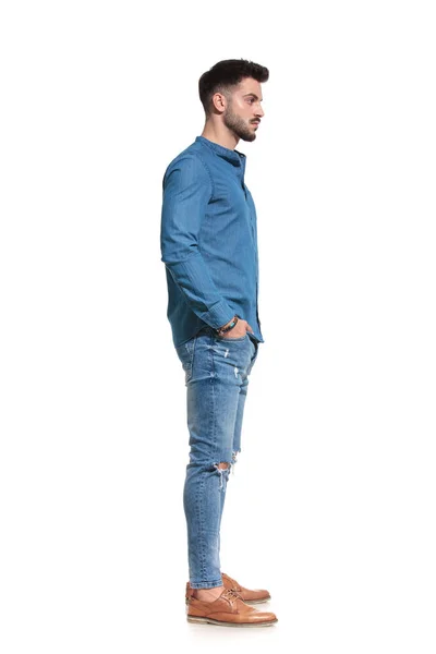 Vista lateral de un hombre casual serio de pie — Foto de Stock