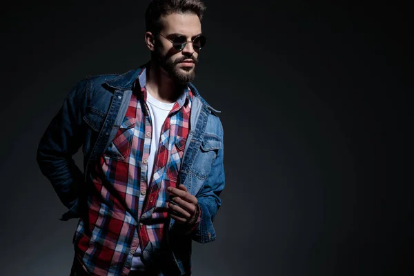 Eager young man holding his hand in his back pocket — Stock Photo, Image