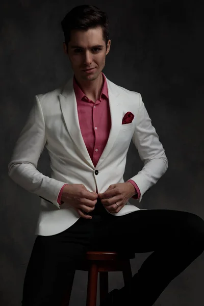 Motivált elegáns férfi kigombolja a kabátját. — Stock Fotó