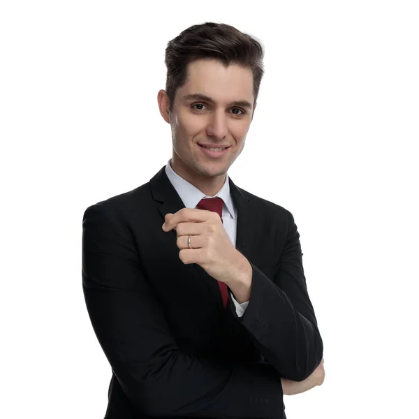 Encantador hombre de negocios sosteniendo sus brazos cruzados y sonriendo — Foto de Stock