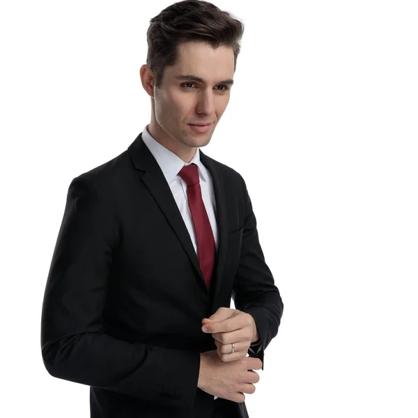 彼の袖を調整する魅力的なビジネスマン — ストック写真