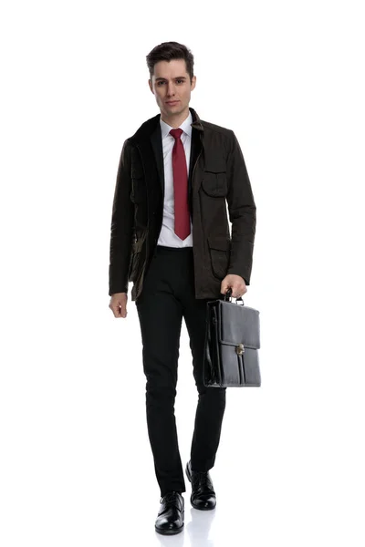 ブリーフケースを持って歩いているビジネスマンを自信を持って — ストック写真