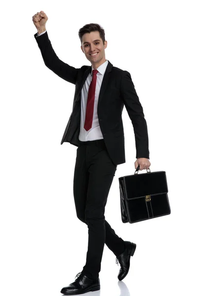 Erfolgreicher Geschäftsmann feiert und hält eine Aktentasche in der Hand — Stockfoto