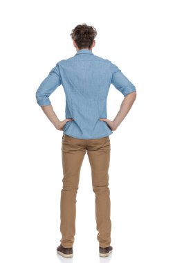 Düşünceli, sıradan bir adamın kalçaları üzerinde el ele tutuşup düşünmesi, beyaz arka planda tek başına durması, tüm vücudun...