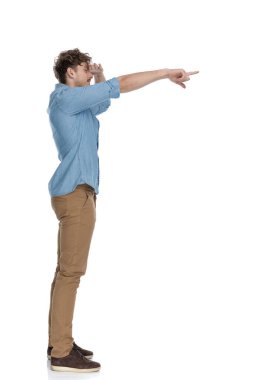 El ele tutuşan, el ele tutuşan, parmaklarını sağa sola gösteren ve beyaz arka planda tek başına duran sıradan bir adamın tüm vücudu.