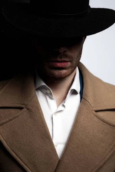 Misterioso Modello Moda Lungo Cappotto Posa Ombra Sfondo Grigio Nero — Foto Stock