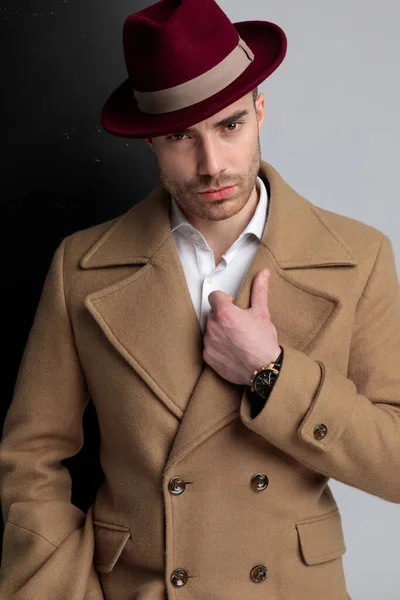 Sexy Jovem Modelo Longcoat Vestindo Chapéu Segurando Colarinho Fundo Cinza — Fotografia de Stock