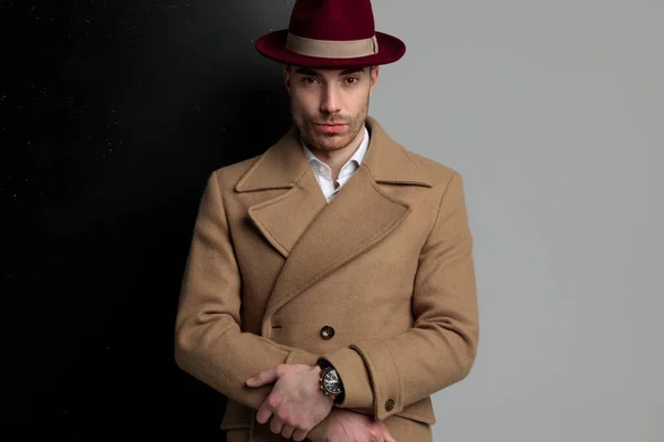 Joven Hombre Moda Con Abrigo Largo Sombrero Sonriendo Tomándose Mano — Foto de Stock