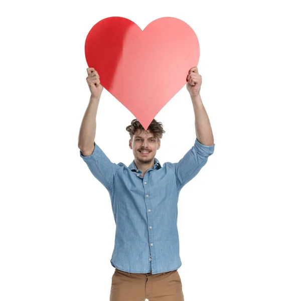 Jovem Feliz Segurando Grande Coração Vermelho Acima Cabeça Sorrindo Isolado — Fotografia de Stock