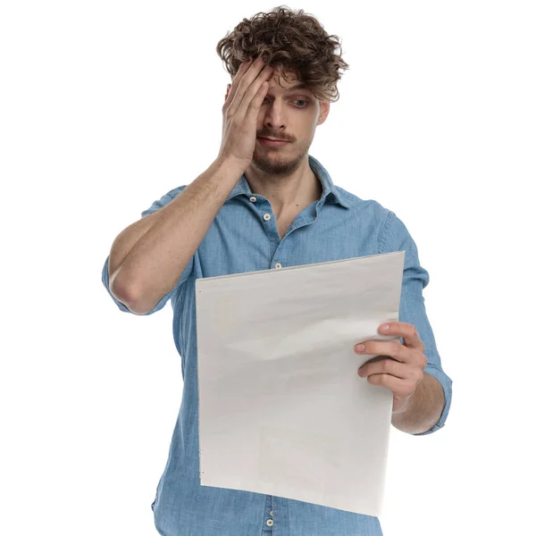 Joven Chico Casual Cogido Mano Cabeza Leyendo Periódico Aislado Sobre — Foto de Stock