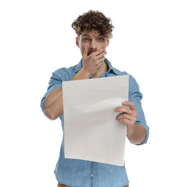 Geschokt Jonge Man Denim Shirt Lezen Krant Het Bedekken Van — Stockfoto