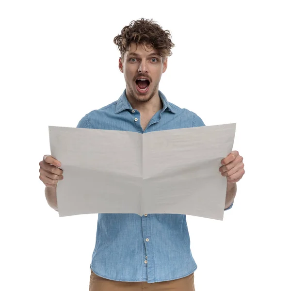 Surpreso Jovem Camisa Jeans Ler Jornal Gritando Isolado Fundo Branco — Fotografia de Stock