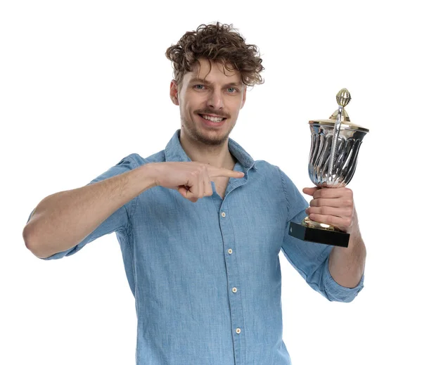 Feliz Jovem Casual Cara Apontando Dedo Para Troféu Sorrindo Isolado — Fotografia de Stock