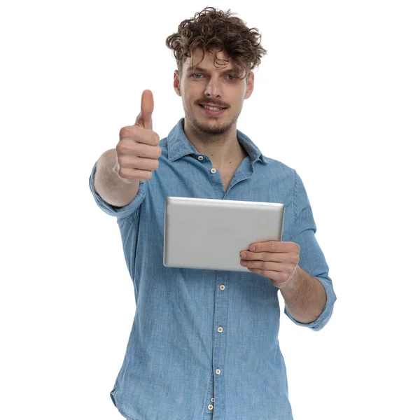 Sonriente Joven Hombre Casual Camisa Mezclilla Haciendo Pulgares Hacia Arriba — Foto de Stock