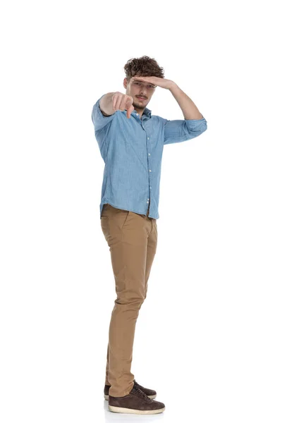 Vista Lateral Homem Casual Camisa Jeans Segurando Mão Para Testa — Fotografia de Stock