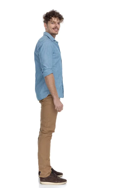 Homem Casual Feliz Camisa Jeans Sorrindo Esperando Fila Isolado Fundo — Fotografia de Stock