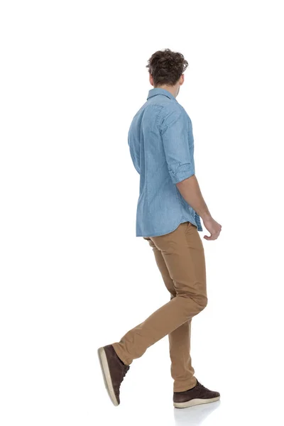 Casual Guy Denim Shirt Zoek Naar Kant Lopen Geïsoleerd Witte — Stockfoto