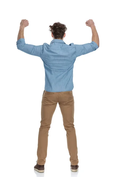 Вид Сзади Энтузиаста Джинсовой Рубашке Держащего Руки Воздухе Празднующего Изолированный — стоковое фото