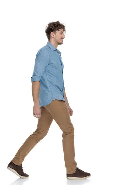 Widok Boku Dorywczy Mężczyzna Dżinsowej Koszuli Uśmiecha Się Spaceruje Odizolowany — Zdjęcie stockowe