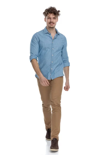 Homem Casual Feliz Camisa Jeans Sorrindo Andando Isolado Fundo Branco — Fotografia de Stock