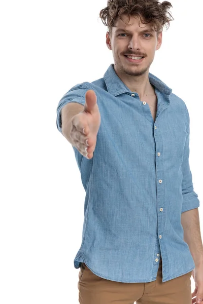 Feliz Homem Casual Sorrindo Apertando Mãos Saudando Isolado Fundo Branco — Fotografia de Stock