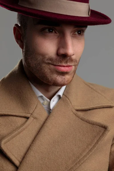 Modelo Moda Jovem Feliz Vestindo Chapéu Casaco Longo Sorrindo Olhando — Fotografia de Stock