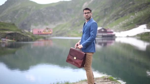 Mannequin Cool Posant Près Lac Dans Les Montagnes Avec Une — Video