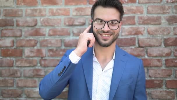 Giovane Uomo Affari Che Parla Telefono Sorride Guarda Parte Messaggia — Video Stock