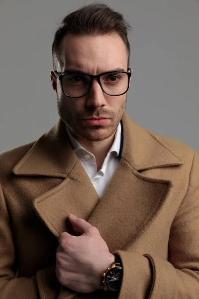 Sexy Smartcasual Gars Portant Des Lunettes Arrangeant Manteau Long Sur — Photo