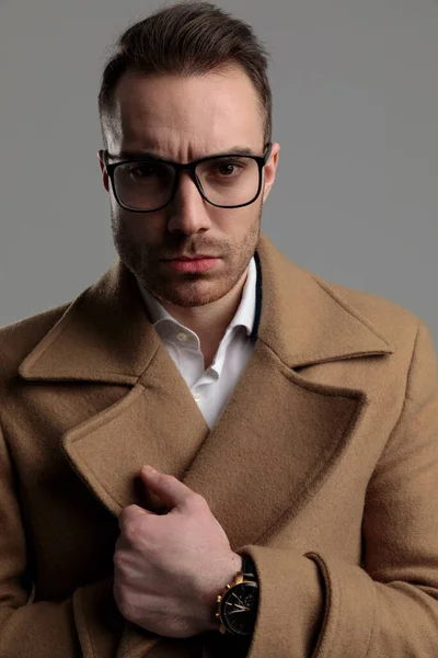 Jovem Modelo Smartcasual Vestindo Óculos Organizando Paletó Fundo Cinza — Fotografia de Stock