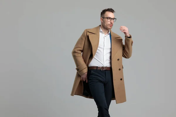 Confiado Modelo Moda Joven Sosteniendo Mano Pose Moda Con Gafas — Foto de Stock