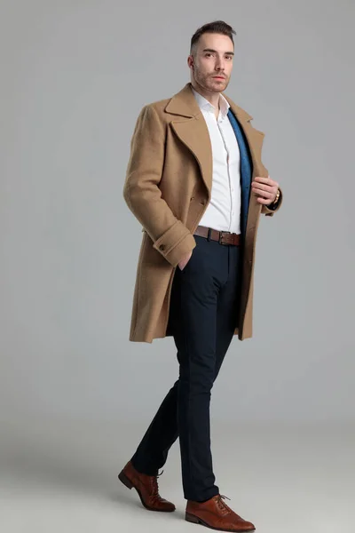 Αυτοπεποίθηση Νεαρός Smartcasual Τύπος Longcoat Κοιτάζοντας Μακριά Και Περπάτημα Γκρι — Φωτογραφία Αρχείου