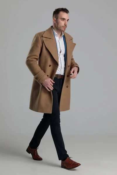 Sexy Młody Moda Model Noszenie Długo Płaszcz Chodzenie Szarym Tle — Zdjęcie stockowe