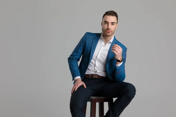 Aantrekkelijke Smartcasual Guy Holding Elleboog Dij Poseren Zittend Houten Stoel — Stockfoto